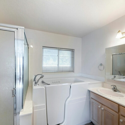 Walk-in Bathtubs for Seniors – Key Benefits and Cost