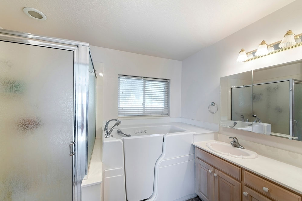 Walk-in Bathtubs for Seniors &#8211; Key Benefits and Cost